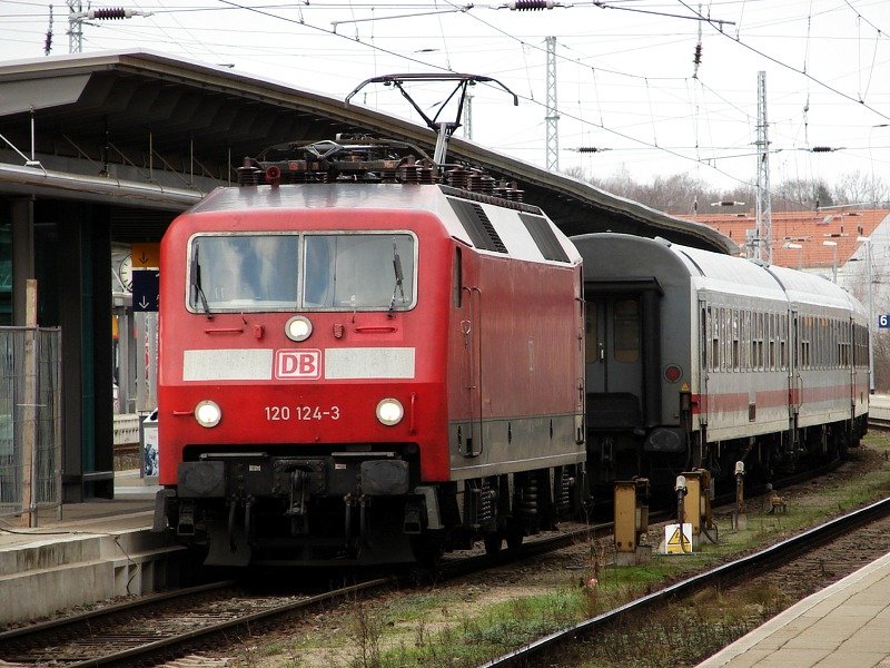 120 124 rangiert gerade an ihren bereitgestellten IC, um dann mit diesem nach K�ln zu fahren. (Hbf Rostock, 04.02.07)