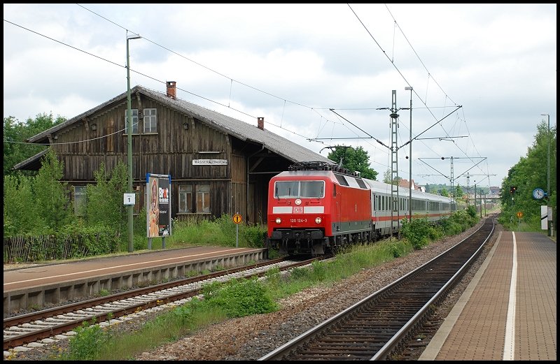 120 124 ist in Richtung Karlsruhe Hbf unterwegs. Aufgenommen im Mai 2008 in Aalen-Wasseralfingen.