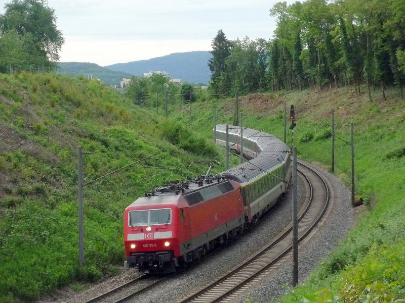 120 125-0 legt sich bei der Ausfahrt aus Singen(Htw) mit IC 488 Zrich HB - Stuttgart Hbf in die Kurve. 28.05.09