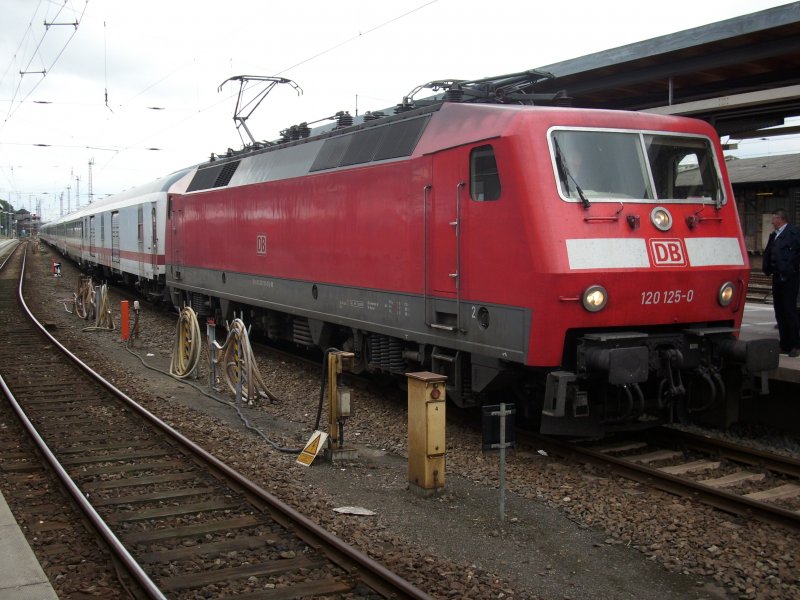 120 125 vor dem UEx 1805 nach Kln am 25.Juli 2009 in Stralsund.