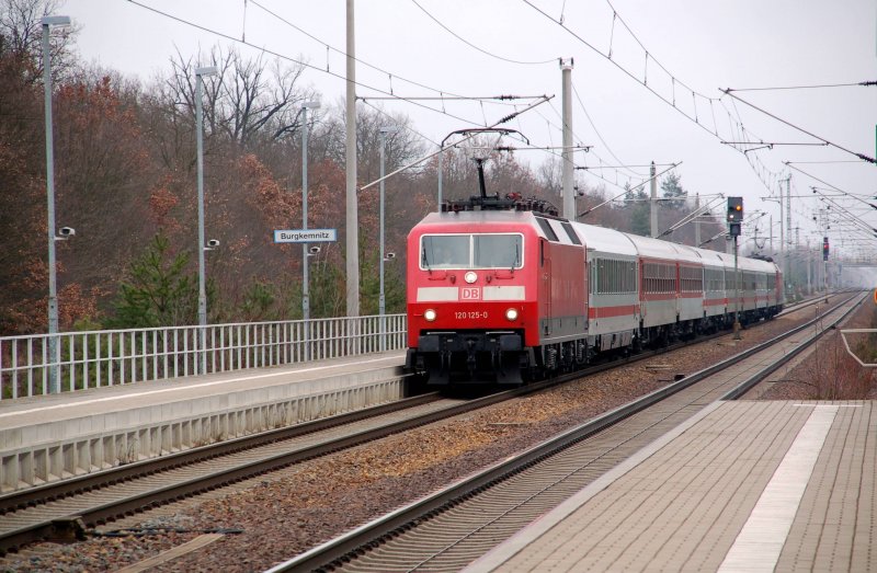 120 125(hinten 120 144) befrdern am 01.03.09 einen IC durch Burgkemnitz nach Leipzig.