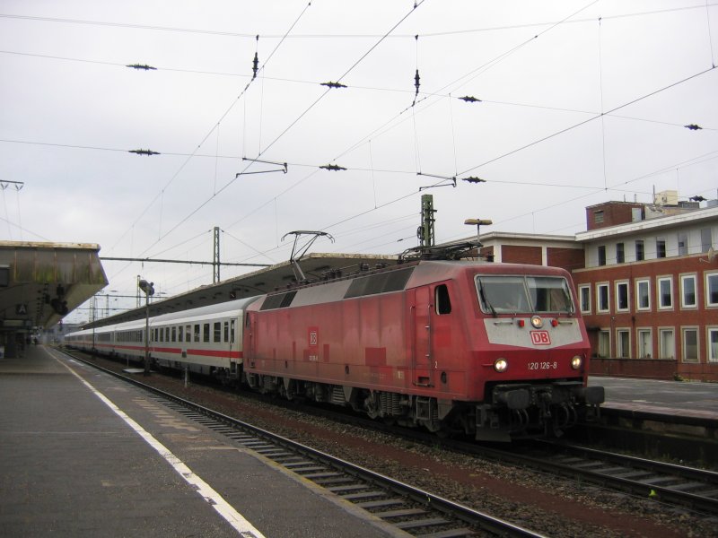 120 126-0 Orientrot mit einem Inter City am 13.04.2008 in Mnster (Westf) Hbf