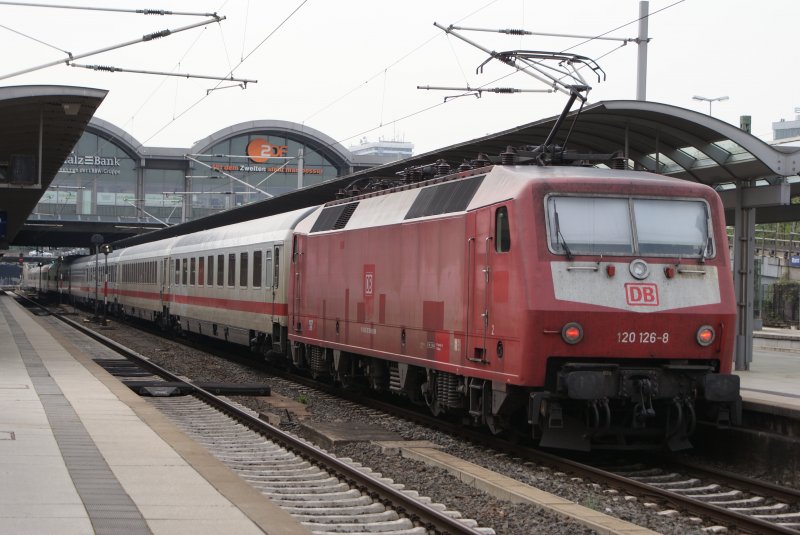 120 126-8 mit einem IC in Mainz Hbf am 16.04.2009