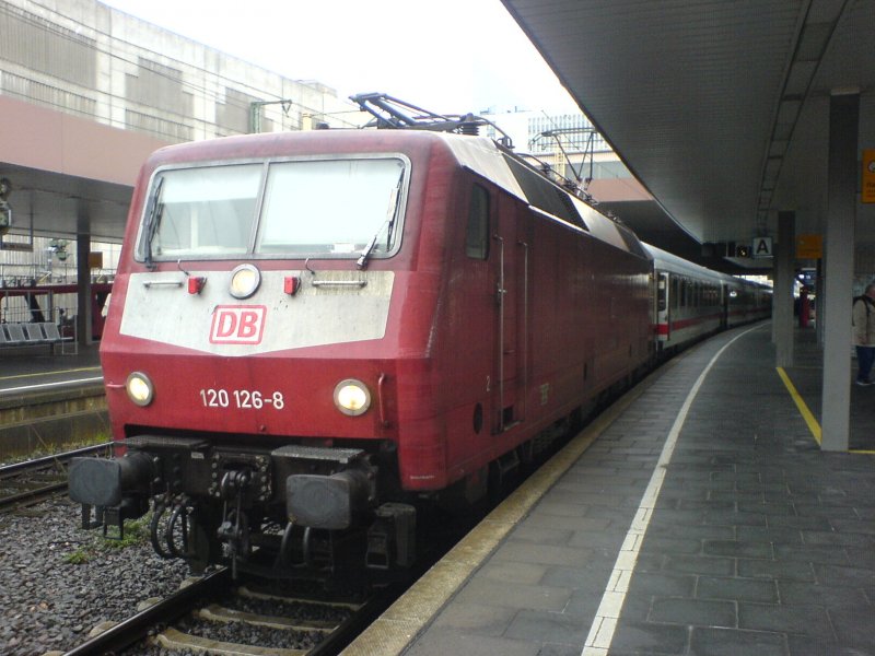 120 126-8 (orientrot) steht mit ihrem IC 2359 von Kln Hbf nach Stralsund in Dsseldorf Hbf am 13.04.08 bereit zur Abfahrt.