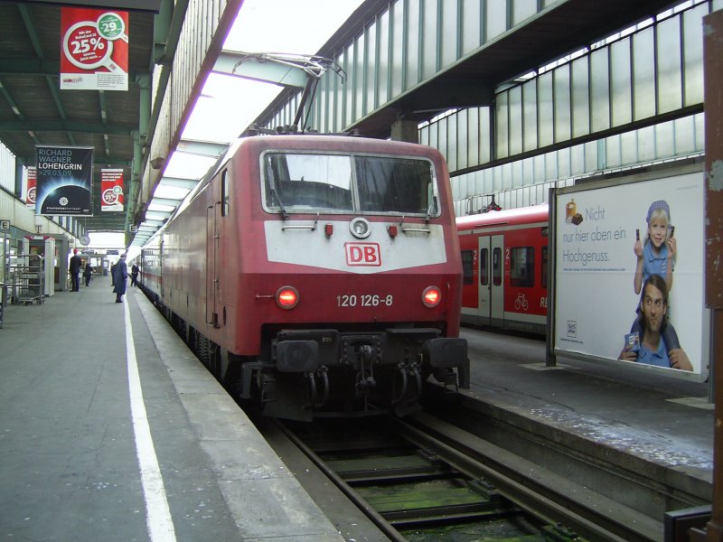 120 126-8 steht am 14.3.2009 mit EC 361 nach Mnchen im Stuttgarter Hbf.