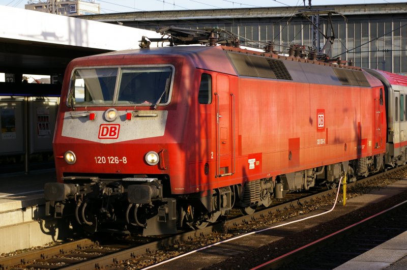 120 126 mit Eurocity nach Dortmund, hier am 08.01.2008 in Mnchen Hbf