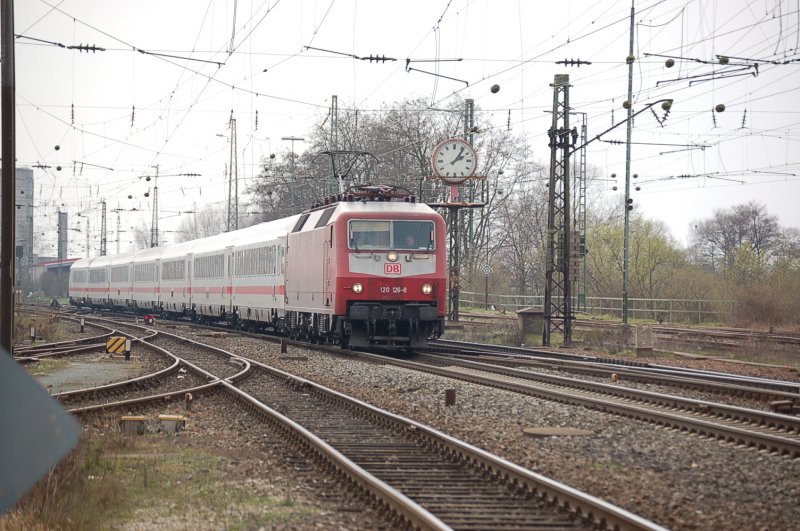 120 126 mit IC aus Richtung Bamberg im  Gterbahnhof von Lichtenfels 31.03.07