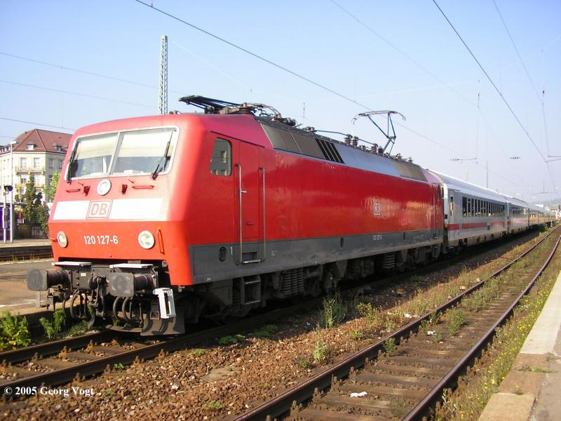 120 127-6 am Morgen des 17.8.05 in Pforzheim vor dem Ersatzzug fr den um eine halbe Stunde versptet in Karlsruhe angekommenen IC Karlsruhe - Nrnberg. Seltsamerweise wurde ein 1.Klasse-Wagen als 2.Klasse-Wagen mitgefhrt.