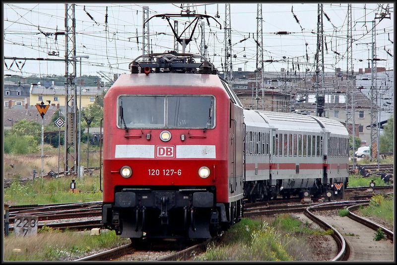 120 127-6 fhrt IC1804 nach Binz. Stralsund Hbf am 18.07.09 