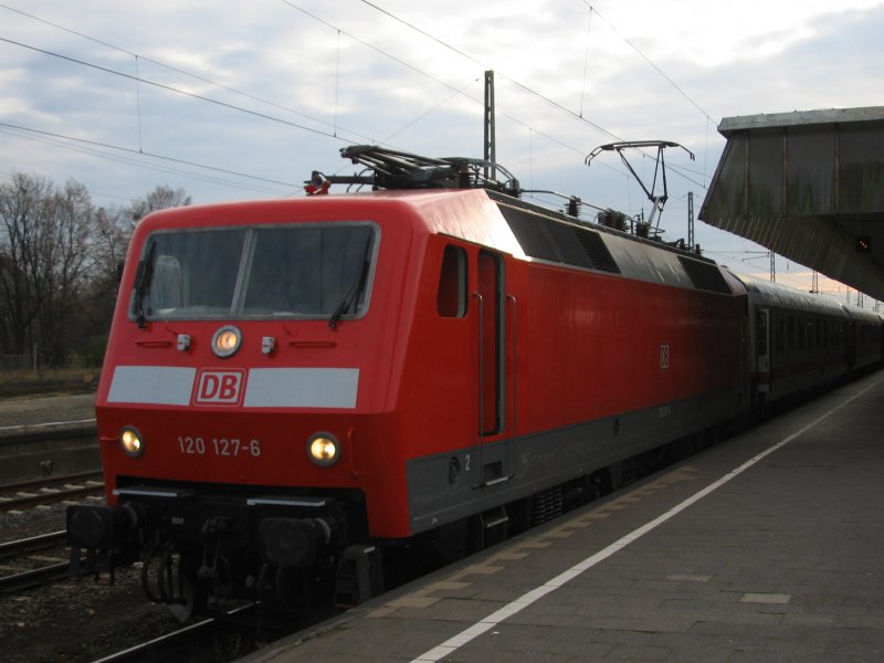 120 127-6 im Mnsteraner Hbf. Die Lok hatte par Tage zuvor eine neue  HU bekommen! (20.11.2007)