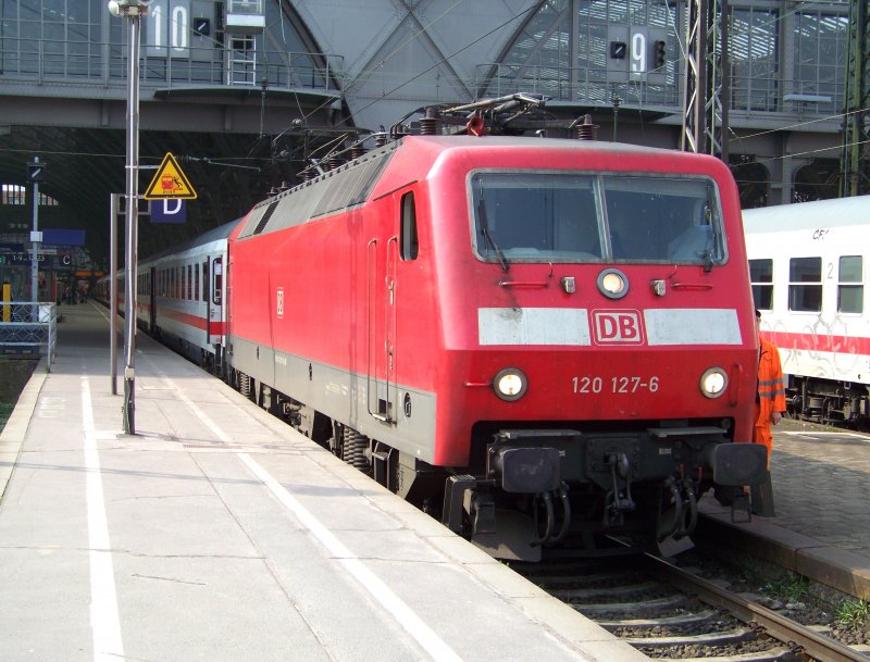 120 127-6 steht Abfahrbereit mit seinem IC 79668 auf der Fahrt nach Frankfurt/Main (Sd) im Leipziger Hbf bereit. 04.04.2009