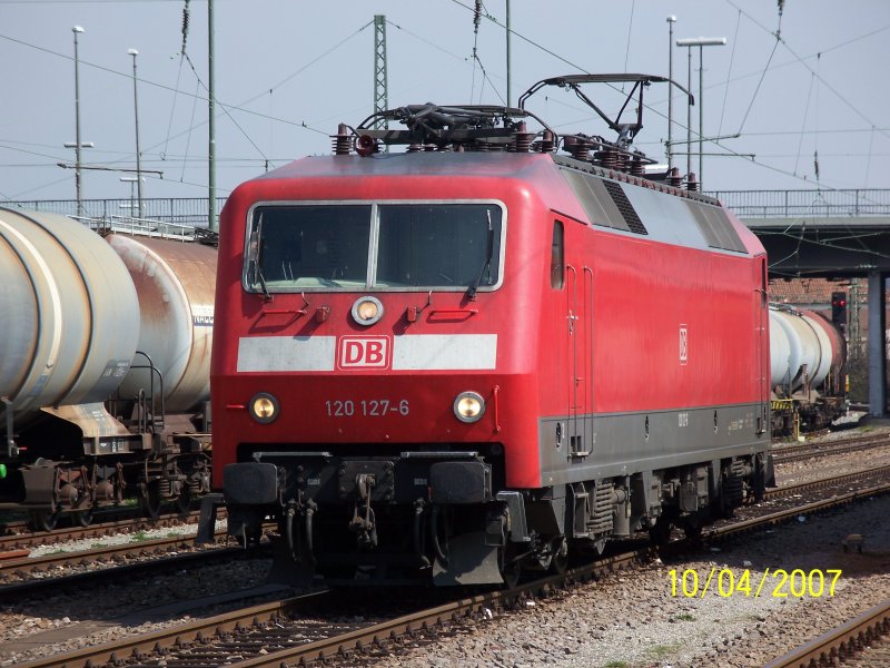 120 127 - 6 wartet in Pforzheim noch den IRE und den IC nach Karlsruhe ab, bevor sie ebenfalls in diese Richtung weiterfahren wird.