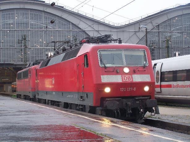 120 127-6 zieht 139 315-6 am 18.09.2007 haben den Pbz 77652 nach Leipzig befrdert.
