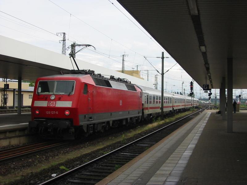 120-127 bei der Ausfahrt von Mannheim Hbf.