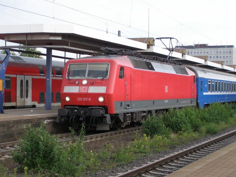 120 127 vor einem Nachtzug in Koblenz. Aufgenommen am 03. Juni 07.
