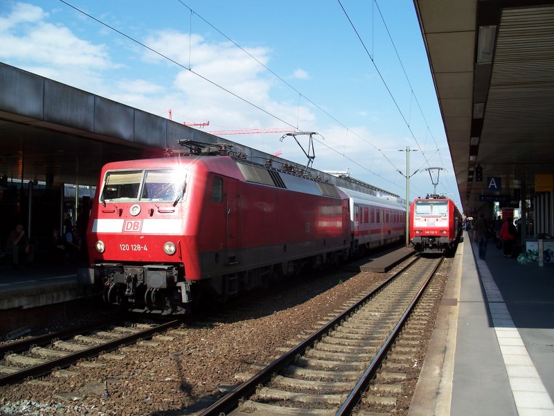 120 128 und 146 102 stehen in Hannover Hbf (23.8.2007)
