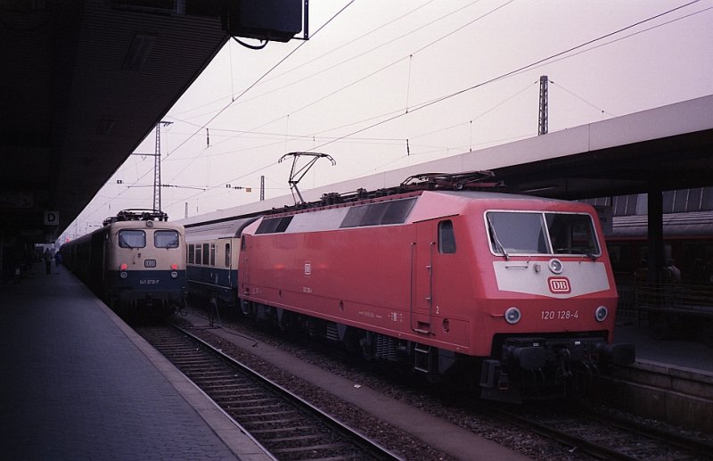 120 128-4 und 141 370-7 in Nrnberg Hbf Februar 1989.