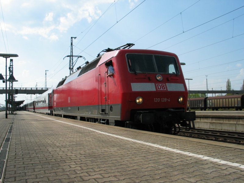 120 128 mit einem Ersatzzug fr einen 90-Minuten verspteten ICE kurz vor der Abfahrt aus Plattling im Sommer 2006.