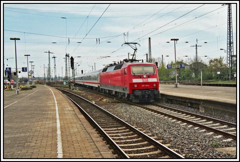 120 128 rollt am 13.04.2007 am Zugschluss des InterCity 2019 von Berlin Sdkreuz nach Stuttgart mit.