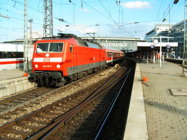 120 129 steht vor ihrem SDZ nach Stuttgart...