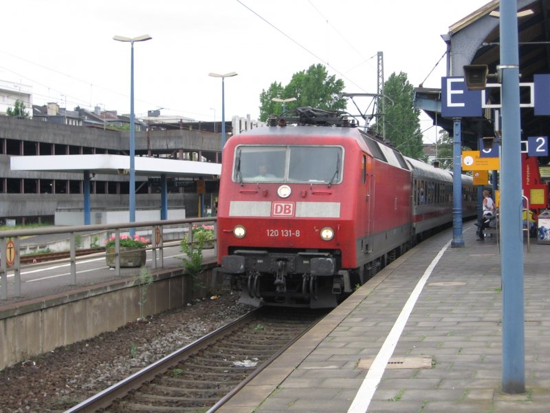 120 131 zieht am 20.05.07 den IC 2019 von Berlin Sdkreuz nach Stuttgart in den Bonner Hauptbahnhof.