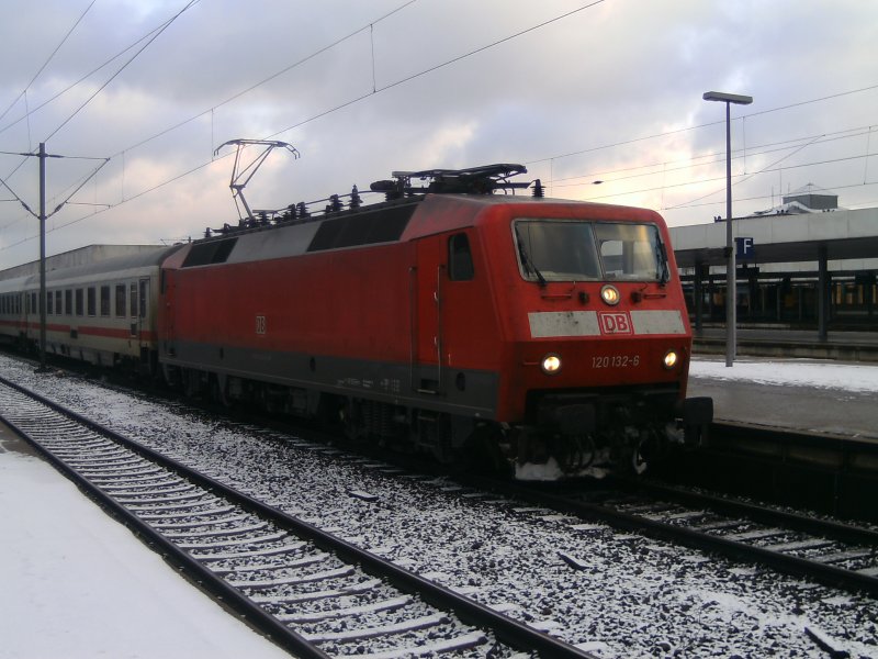 120-132-6 mit dem 40 Minuten vesptetem IC von Berlin nach Schiphol in Hannover HBf. Abfahrt war um 14:40 angekommen ist er um 15:19 in Hannover. Eigentlich sollte ein BR 101 am 02.01.2009 diesen Zug ziehen.