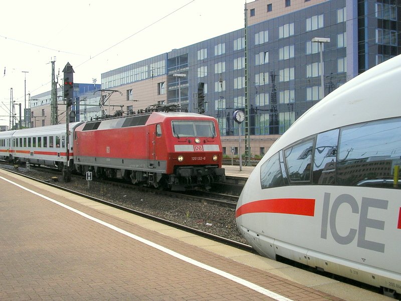 120 132-6 mit IC 2025 nach Frankfurt/Main bei der Einfahrt auf
Gleis 10,normalerweise Gleis 11 im Dortmunder Hbf.,Grund war die
Weichen-Erneuerung auf Gleis 16.(22.06.2008)