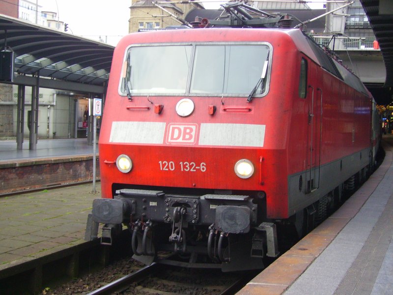 120 132-6 steht mit dem IC 2376 abfahrbereit im hamburger Hbf.
