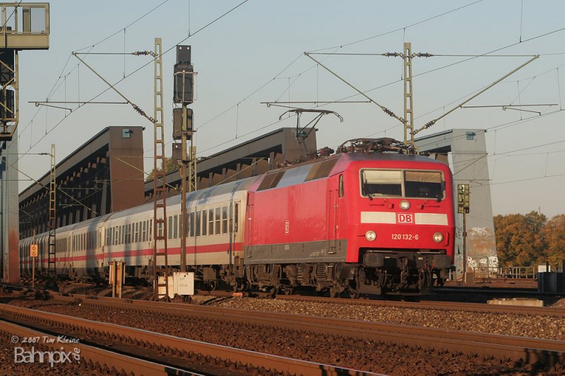 120 132 eilt am Abend des 22.10.2007 mit ihrem IC ber die Sderelbbrcken in Richtung Hamburg-Harburg. www.bahnpix.de