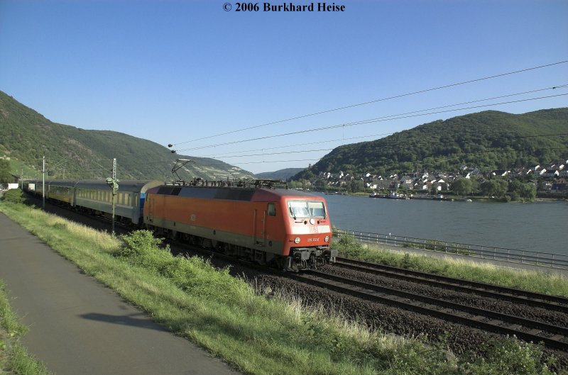 120 132 mit dem Nachtzug Jan Kiepura am 17.6.2006 zwischen Assmannshausen und Lorch