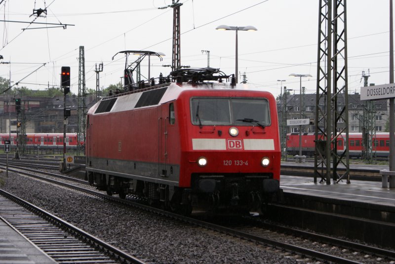 120 133-4 als Lz durch Dsseldorf Hbf am 21.05.2009