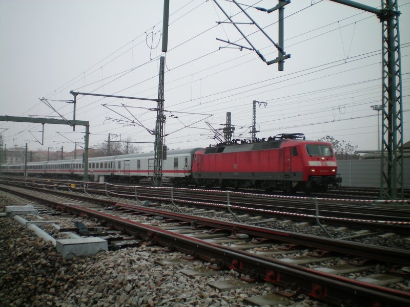 120 133-4 mit einer auergewhnlichen Wagenreihung.Leider habe ich diesen Zug zu spt bemerkt,und keine bessere Fotstelle mehr auswhlen knnen.Naja einen Versuch ist es Wert.Erfurt Hbf Mitte Mrz 2008