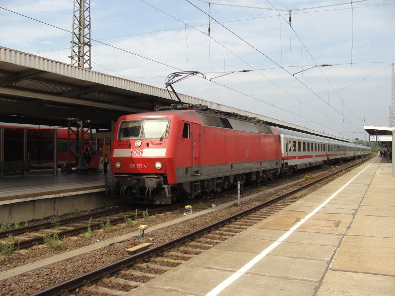 120 133-4 mit IC 2039 nach Leipzig kurz vor der Abfahrt von Gleis 7 in Magdeburg Hbf. Fotografiert am 12.08.2009.