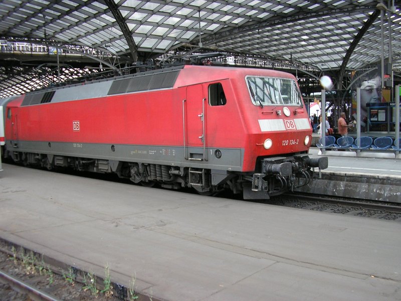 120 134-2 vor IC in Kln Hbf am 09.07.2006