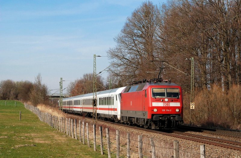 120 134 mit IC 2429 bei Gro�karolinenfeld (06.03.2007)