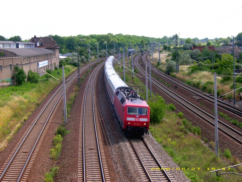 120 134 schiebt am 27.06.08 ihren IC Richtung Leipzig und passiert dabei den im Hintergrund wartenden VT 642. Fotografiert in Bitterfeld.