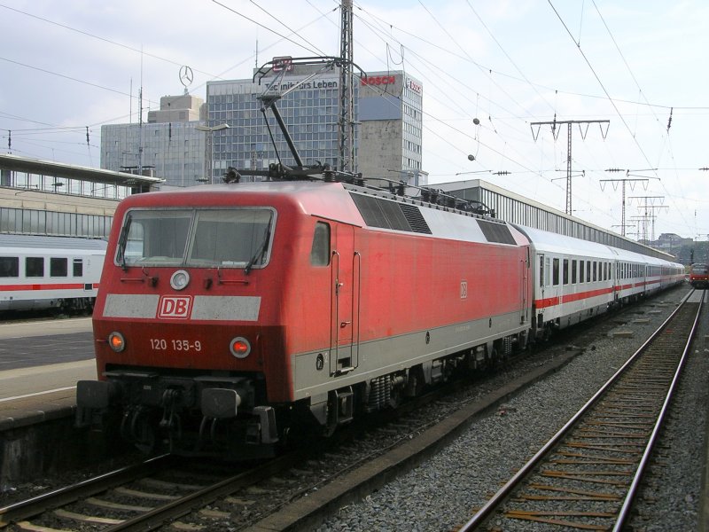 120 135-7 im Schub des IC 2157 von Kln Hbf. nach Stralsund
im Essener Hbf.(01.09.2008)