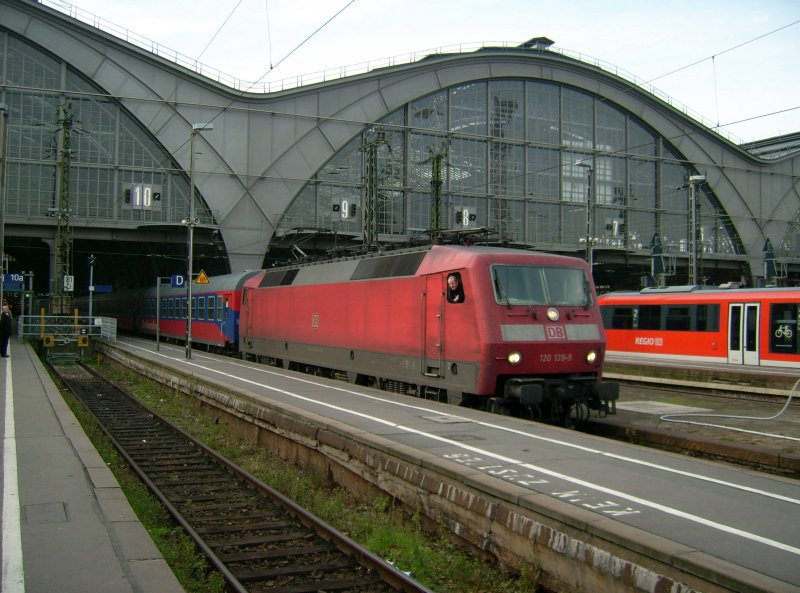 120 135 hatte am 08.11.08 die Aufgabe den Ersatzzug nach N�rnberg zubespannen. Eigentlich hatte ich gehofft, vor diesem Zug 103 245 fotografieren zuk�nnen. Wie mir aber ein anderer Bahnfotograf erz�hlte soll sie kalt in M�nchen stehen!