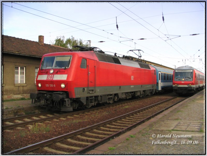 120 135 mit EC171 morgens in Falkenberg(Elster)unterer Bahnhof fhrt in Richtung Dresden. 16.09.06