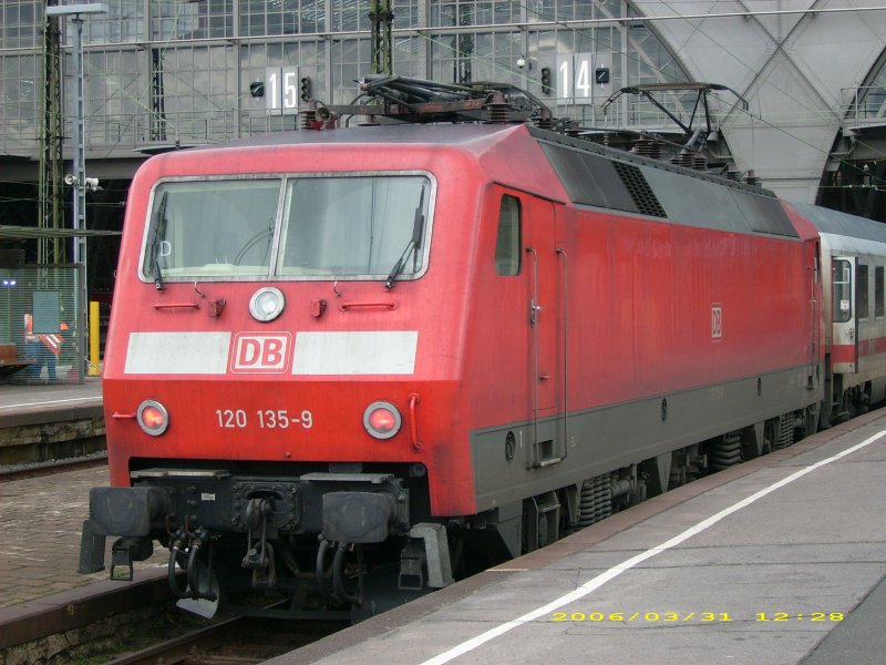 120 135 steht am 31.03.06 im Hauptbahnhof Leipzig. Sie brachte einen IC in die Messe-Stadt.