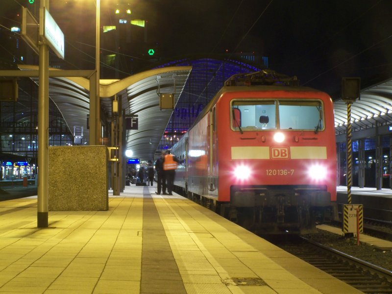 120 136-7 im Bahnhof Frankfurt/Main Hbf. Aufgenommen am 12.Januar 2008