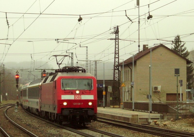 120 136-7 f�hrt mit IC 79695 Stuttgart - M�nchen durch Amstetten. 22.12.08