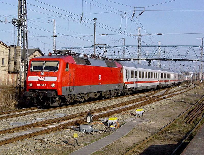 120 136-7 mit einem IC unterwegs in Richtung Binz.    (Stralsund am 05.04.05) 