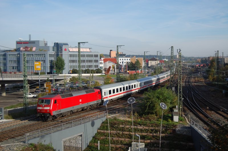 120 136-7 schiebt am 22.09.07 den IC 2063 von Karlsruhe HBF nach Nrnberg HBF, hier bei der Einfahrt in den Aalener Bahnhof.