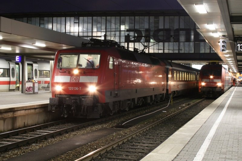 120 136 mit einem Ersatz IC am 22.12.2008 in Mnchen Hbf. Die Zuggarnitur bestand teilweise aus angemieteten SBB Wagen.