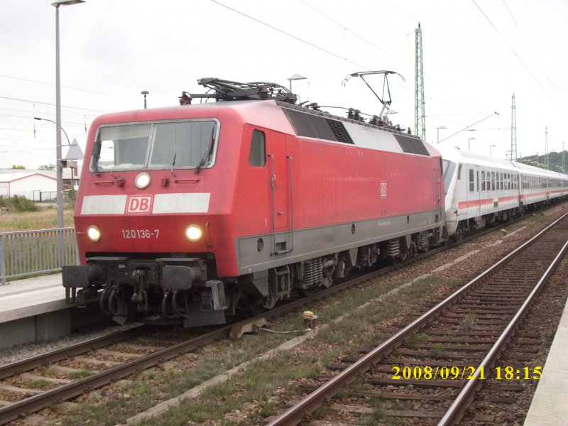 120 136 mu�te den defekten Steuerwagen vom IC 1952 Binz-Berlin S�dkreuz am 21.09.2008 mitschleppen.Hier beim Halt in Bergen/R�gen.