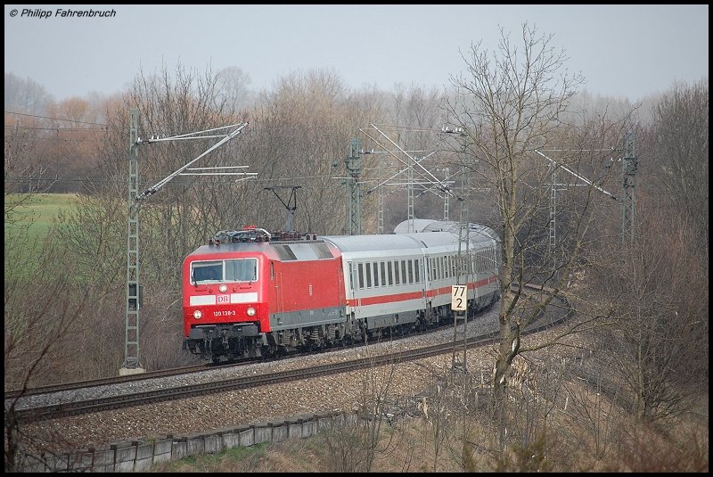 120 138-3 befrderte am 20.03.08 IC 2068 von Nrnberg Hbf nach Karlsruhe Hbf, aufgenommen am Km 77,2 der Remsbahn (KBS 786) bei Aalen-Hofen.