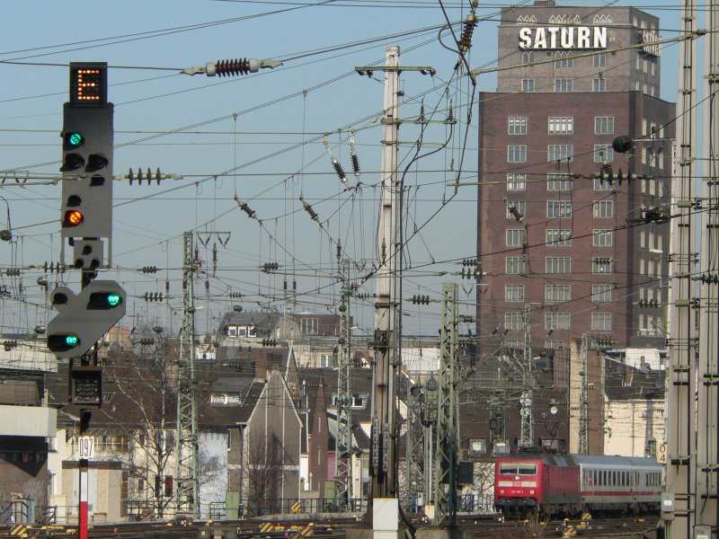 120 138-3 fhrt langsam ins Bild hinein. Kln Hbf, 11.3.2007