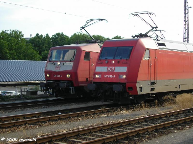 120 139-1 und 101 099-0 warten am 9.8.2005 im Karlsruher Hauptbahnhof auf weitere Aufgaben.