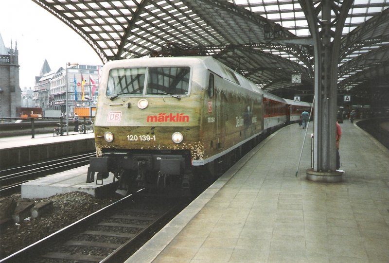 120 139-1, die Ur-Mrklin Werbe-Lok mit einem IC nach Bonn. Aufgenommen im HBF Kln. Sept. 1997. Foto Scan.